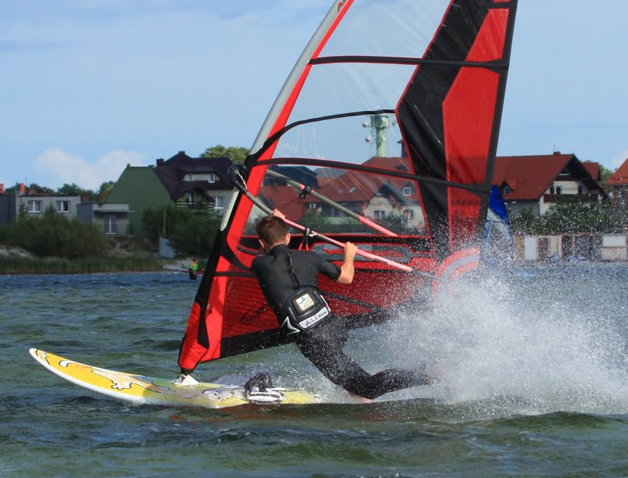 Woda i wiatr, czyli windsurfing i kitesurfing w Jastarni na Pwyspie Helskim