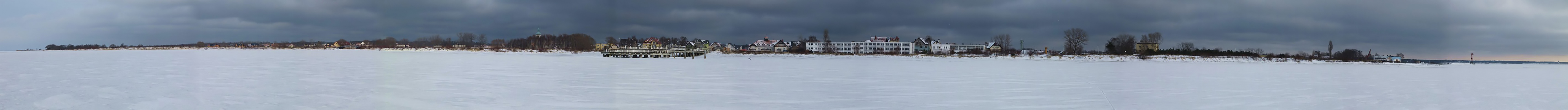 Panorama Jastarni widzianej z zamarznitej Zatoki Puckiej