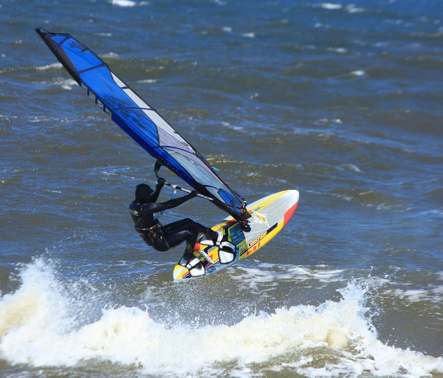 Soce, wiatr, morze, zatoka i plaa, czyli windsurfing i kitesurfing na Pwyspie Helskim