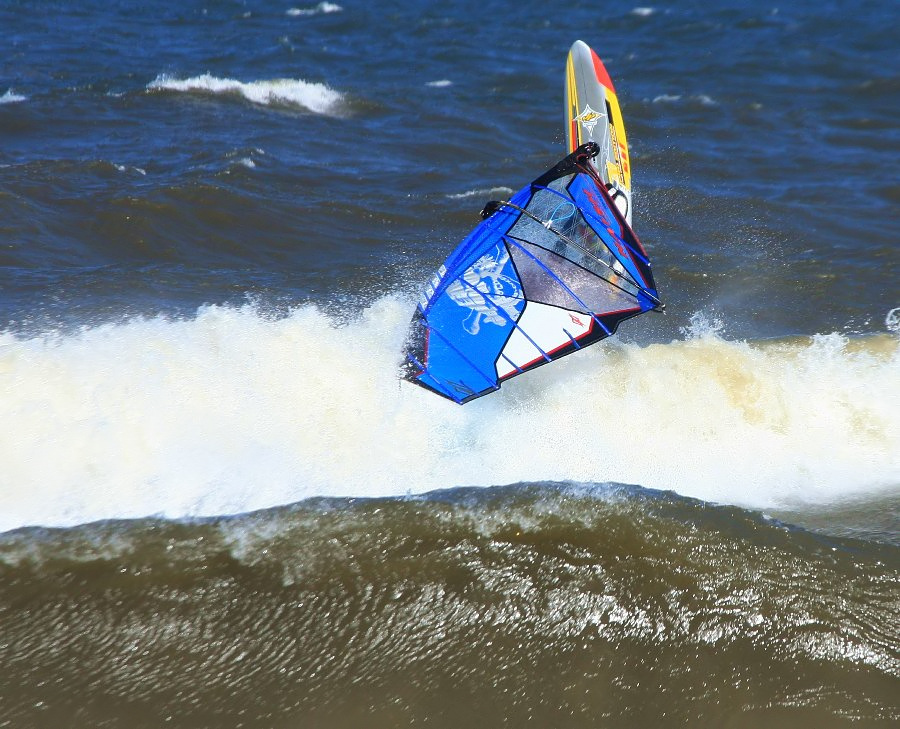 Soce, wiatr, morze, zatoka i plaa, czyli windsurfing i kitesurfing na Pwyspie Helskim