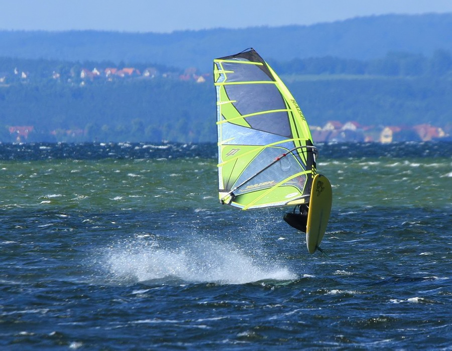 Soce, wiatr, morze, zatoka i plaa, czyli windsurfing i kitesurfing na Pwyspie Helskim