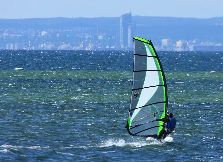 Soce, wiatr, morze, zatoka i plaa, czyli windsurfing i kitesurfing na Pwyspie Helskim