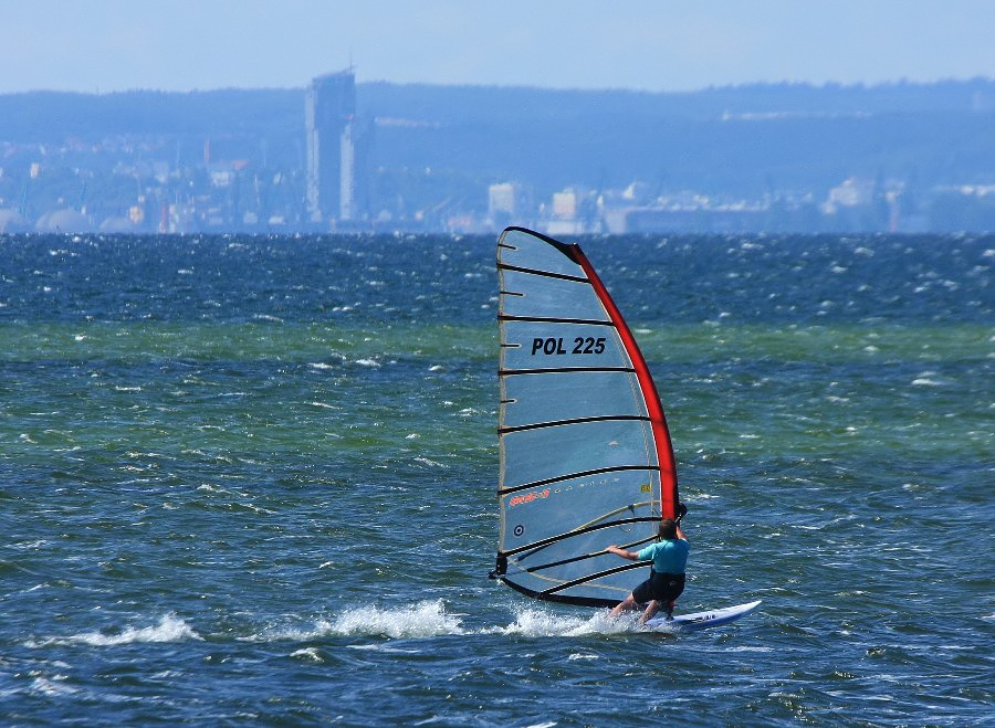 Soce, wiatr, morze, zatoka i plaa, czyli windsurfing i kitesurfing na Pwyspie Helskim