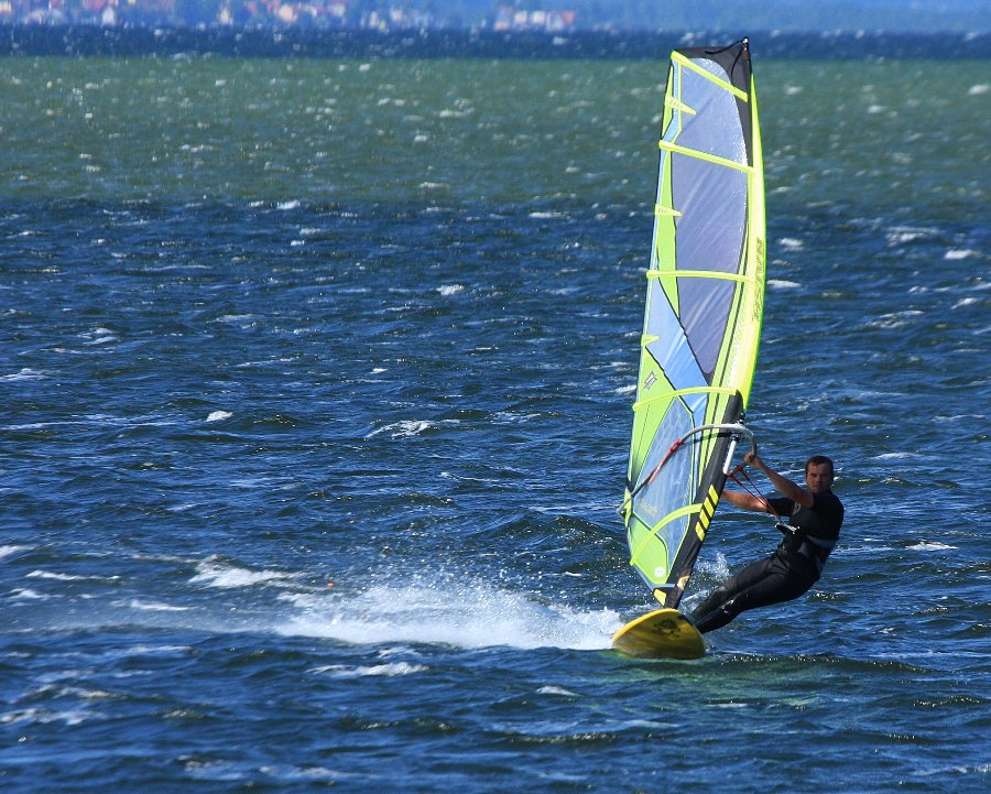 Soce, wiatr, morze, zatoka i plaa, czyli windsurfing i kitesurfing na Pwyspie Helskim