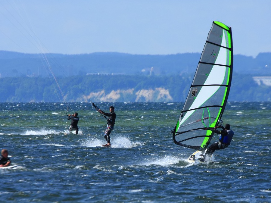 Soce, wiatr, morze, zatoka i plaa, czyli windsurfing i kitesurfing na Pwyspie Helskim