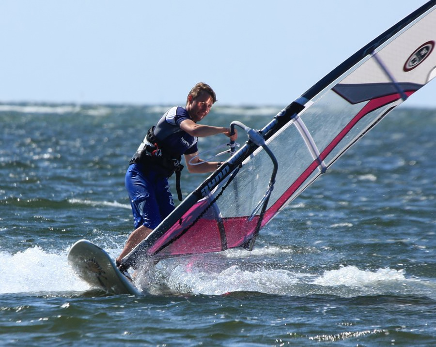 Soce, wiatr, morze, zatoka i plaa, czyli windsurfing i kitesurfing na Pwyspie Helskim