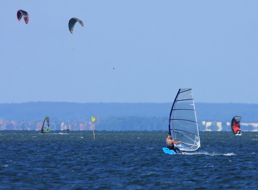 Soce, wiatr, morze, zatoka i plaa, czyli windsurfing i kitesurfing na Pwyspie Helskim