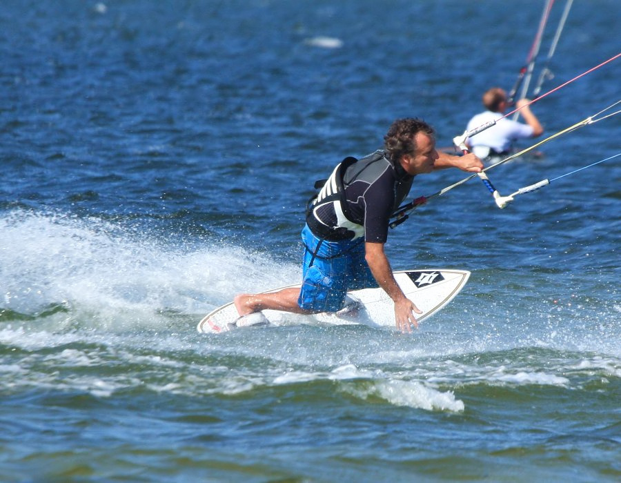 Soce, wiatr, morze, zatoka i plaa, czyli windsurfing i kitesurfing na Pwyspie Helskim