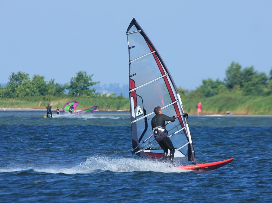 Soce, wiatr, morze, zatoka i plaa, czyli windsurfing i kitesurfing na Pwyspie Helskim