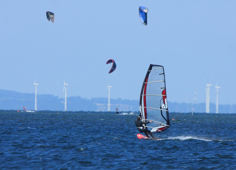 Soce, wiatr, morze, zatoka i plaa, czyli windsurfing i kitesurfing na Pwyspie Helskim