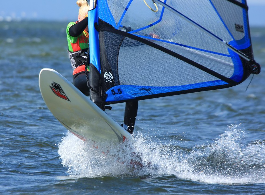 Soce, wiatr, morze, zatoka i plaa, czyli windsurfing i kitesurfing na Pwyspie Helskim