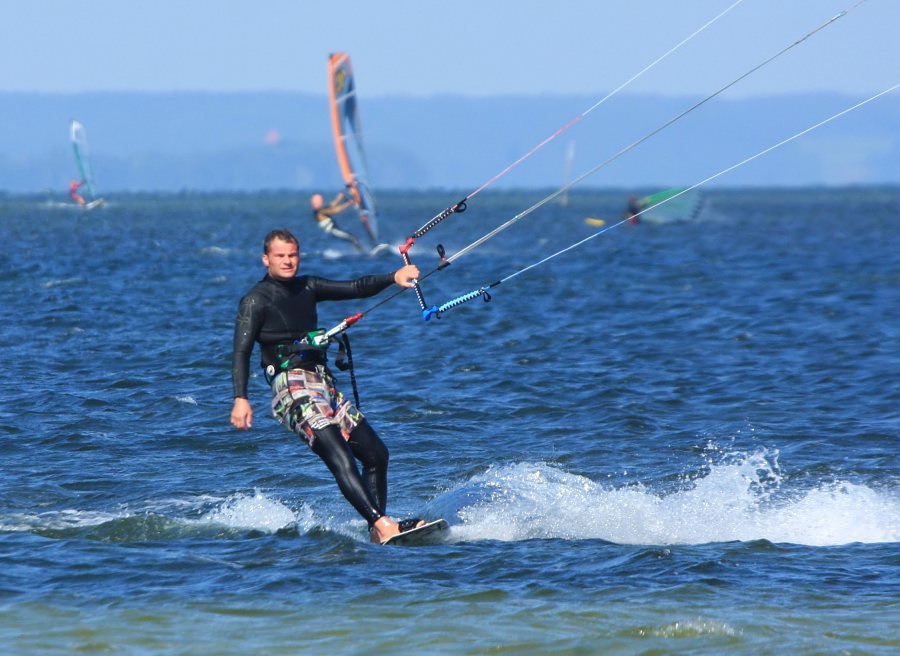 Soce, wiatr, morze, zatoka i plaa, czyli windsurfing i kitesurfing na Pwyspie Helskim