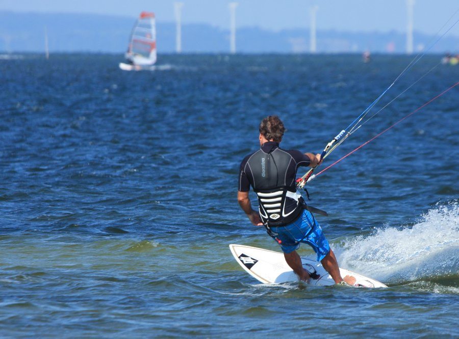 Soce, wiatr, morze, zatoka i plaa, czyli windsurfing i kitesurfing na Pwyspie Helskim