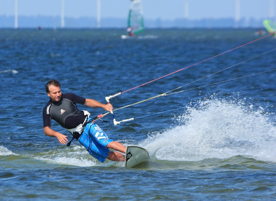 Soce, wiatr, morze, zatoka i plaa, czyli windsurfing i kitesurfing na Pwyspie Helskim