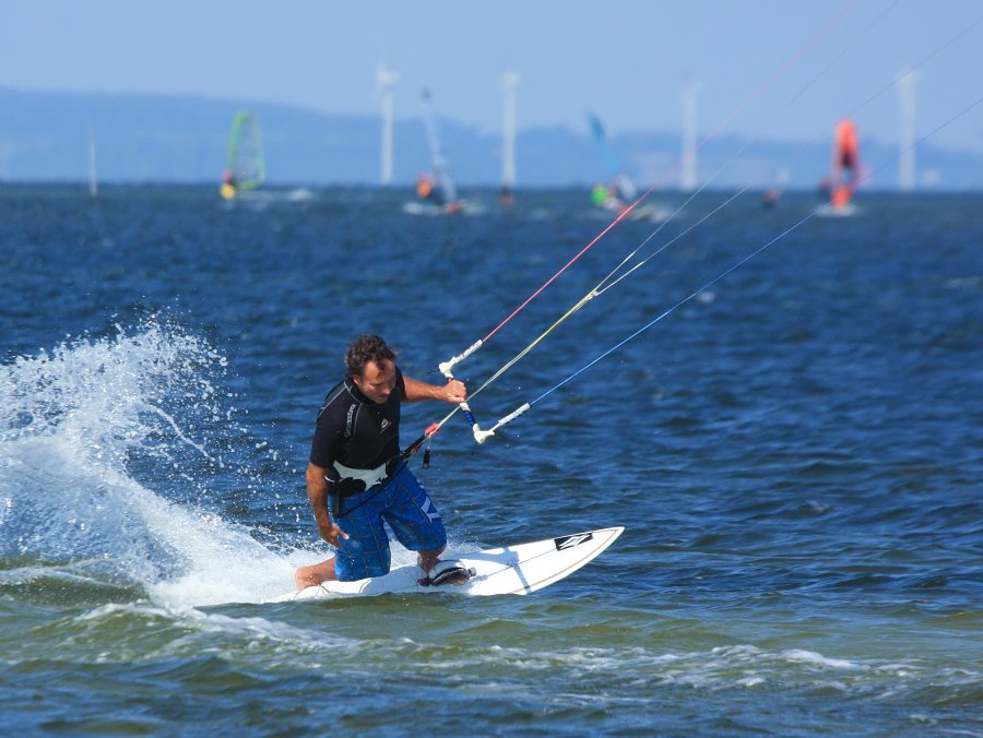 Soce, wiatr, morze, zatoka i plaa, czyli windsurfing i kitesurfing na Pwyspie Helskim