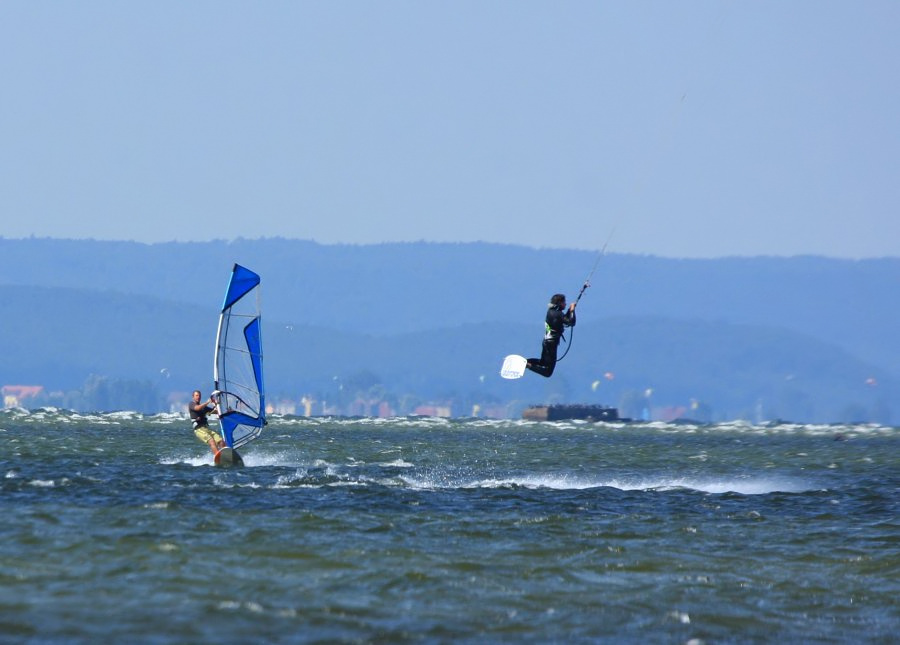 Soce, wiatr, morze, zatoka i plaa, czyli windsurfing i kitesurfing na Pwyspie Helskim