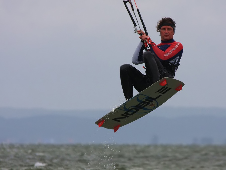 Soce, wiatr, morze, zatoka i plaa, czyli windsurfing i kitesurfing na Pwyspie Helskim