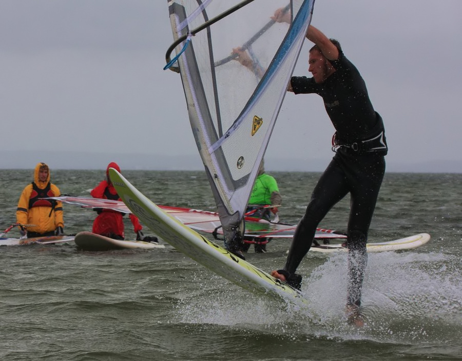 Soce, wiatr, morze, zatoka i plaa, czyli windsurfing i kitesurfing na Pwyspie Helskim