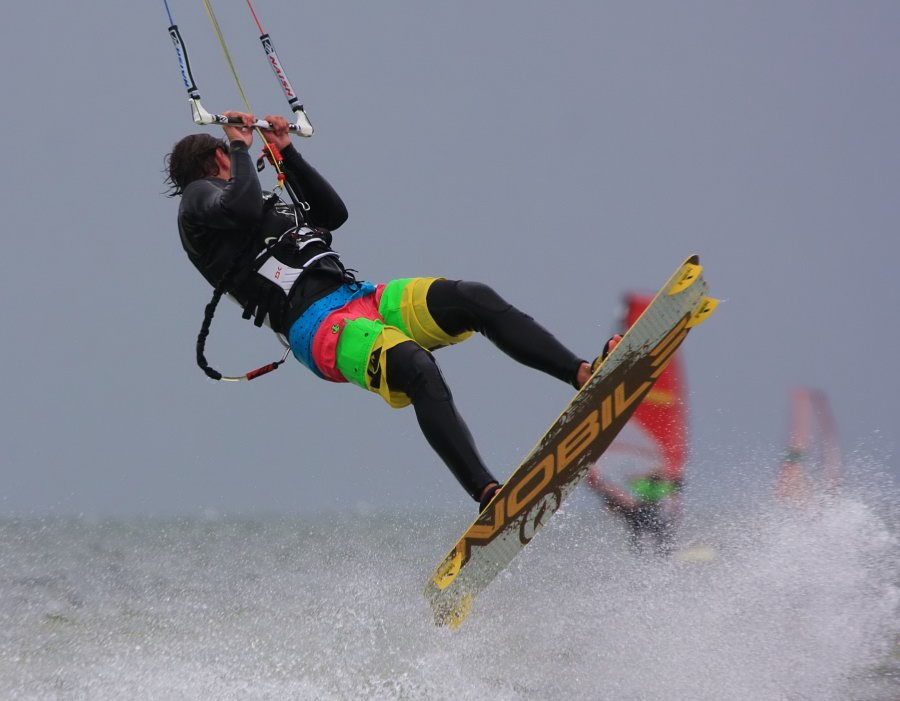 Soce, wiatr, morze, zatoka i plaa, czyli windsurfing i kitesurfing na Pwyspie Helskim