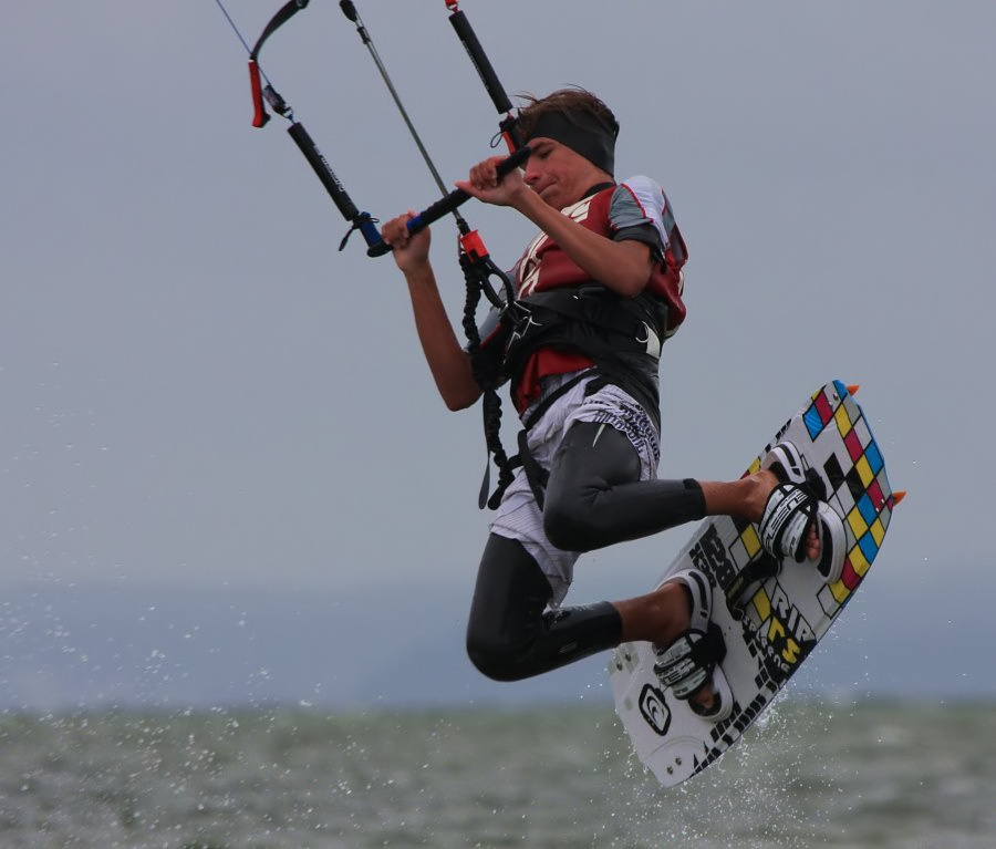 Soce, wiatr, morze, zatoka i plaa, czyli windsurfing i kitesurfing na Pwyspie Helskim