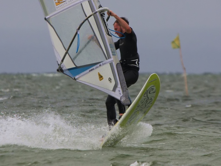 Soce, wiatr, morze, zatoka i plaa, czyli windsurfing i kitesurfing na Pwyspie Helskim