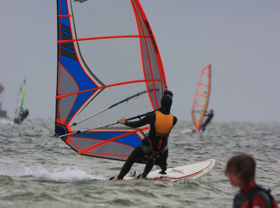 Soce, wiatr, morze, zatoka i plaa, czyli windsurfing i kitesurfing na Pwyspie Helskim