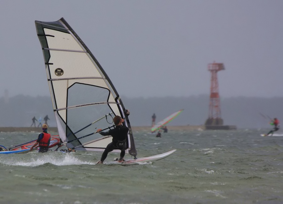 Soce, wiatr, morze, zatoka i plaa, czyli windsurfing i kitesurfing na Pwyspie Helskim