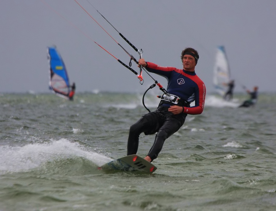 Soce, wiatr, morze, zatoka i plaa, czyli windsurfing i kitesurfing na Pwyspie Helskim