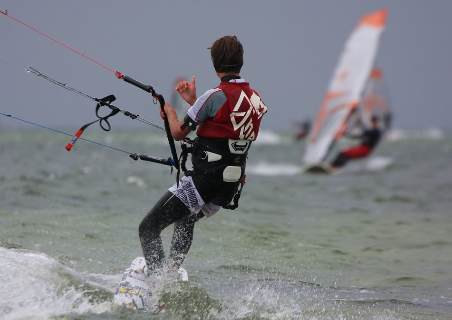 Soce, wiatr, morze, zatoka i plaa, czyli windsurfing i kitesurfing na Pwyspie Helskim