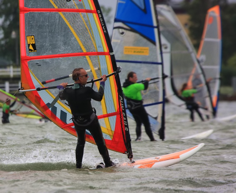 Soce, wiatr, morze, zatoka i plaa, czyli windsurfing i kitesurfing na Pwyspie Helskim