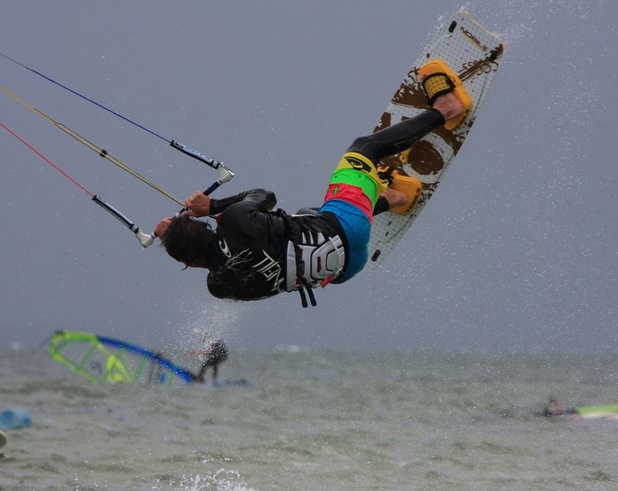 Soce, wiatr, morze, zatoka i plaa, czyli windsurfing i kitesurfing na Pwyspie Helskim