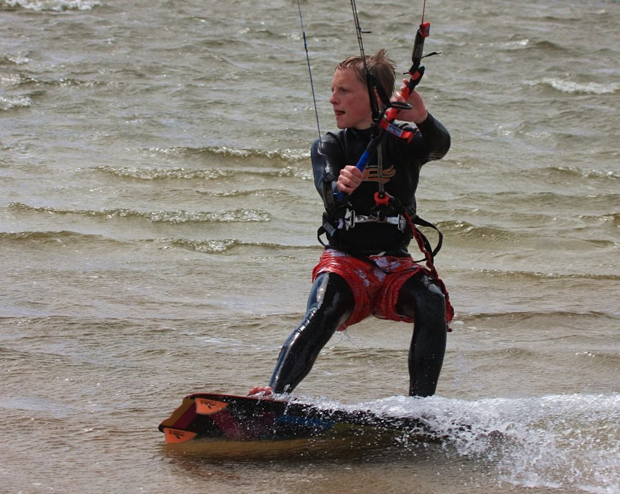 Wiatr SW 5 Bf, czyli windsurfing i kitesurfing w Jastarni na Pwyspie Helskim