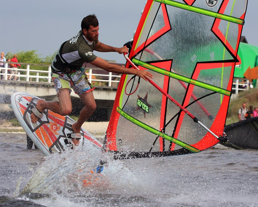 Kitesurfing i windsurfing, czyli 21.08.2012 obok OW AUGUSTYNA w Jastarni na Pwyspie Helskim