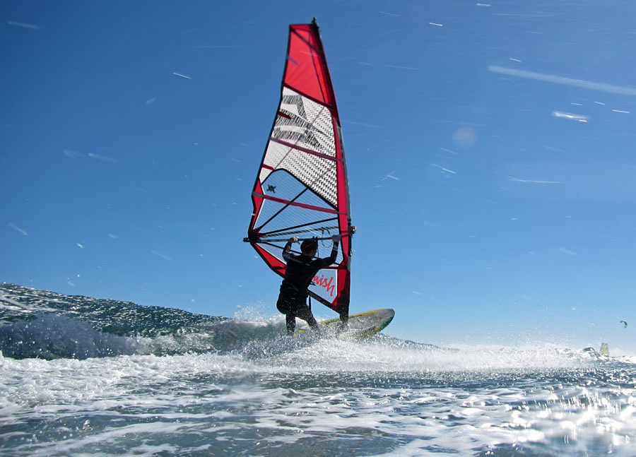 Windsurfing and kitesurfing on Playa del Cabezo in El Medano on Tenerife