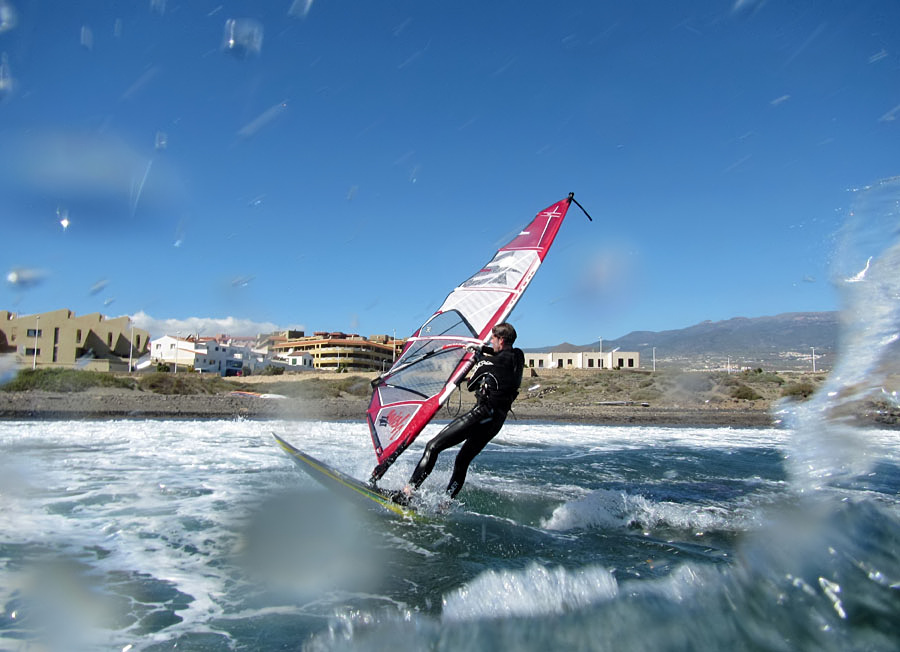 Windsurfing and kitesurfing on Playa del Cabezo in El Medano on Tenerife