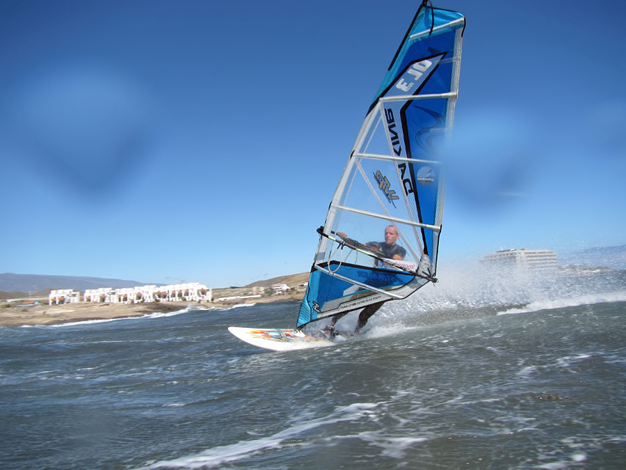 Windsurfing and kitesurfing on Playa del Cabezo in El Medano on Tenerife