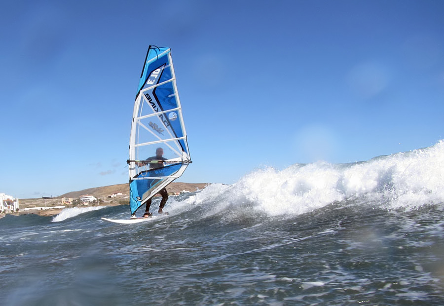 Windsurfing and kitesurfing on Playa del Cabezo in El Medano on Tenerife