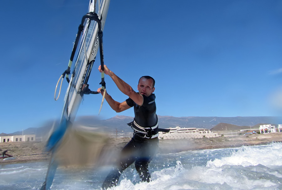 Windsurfing and kitesurfing on Playa del Cabezo in El Medano on Tenerife