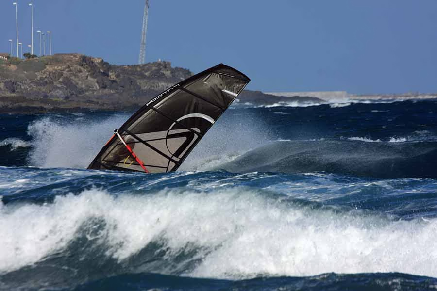 Windsurfing and kitesurfing on Playa del Cabezo in El Medano on Tenerife