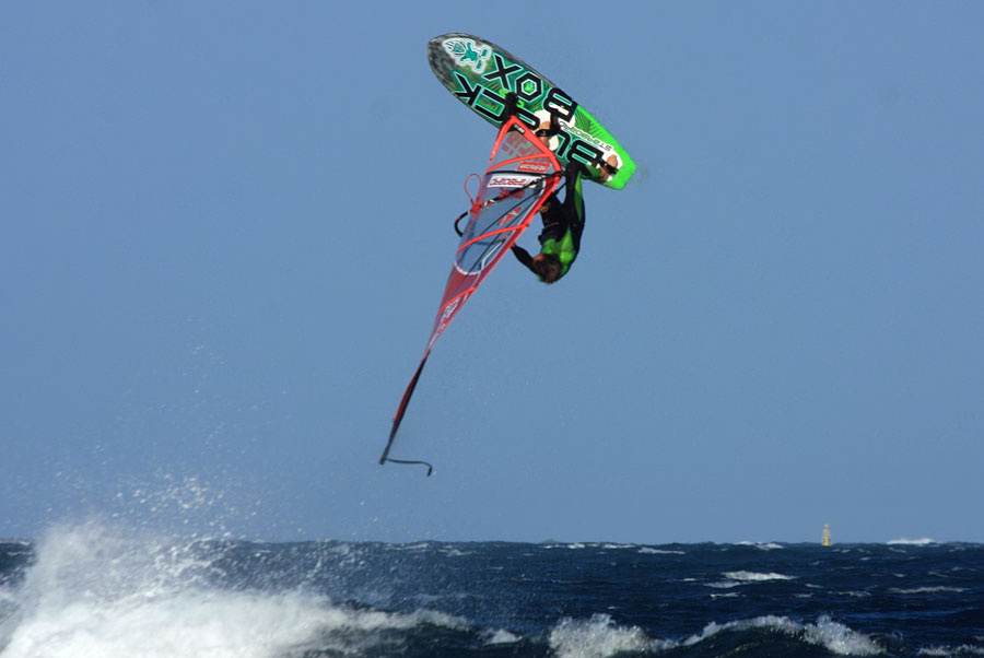 Windsurfing and kitesurfing on Playa del Cabezo in El Medano on Tenerife