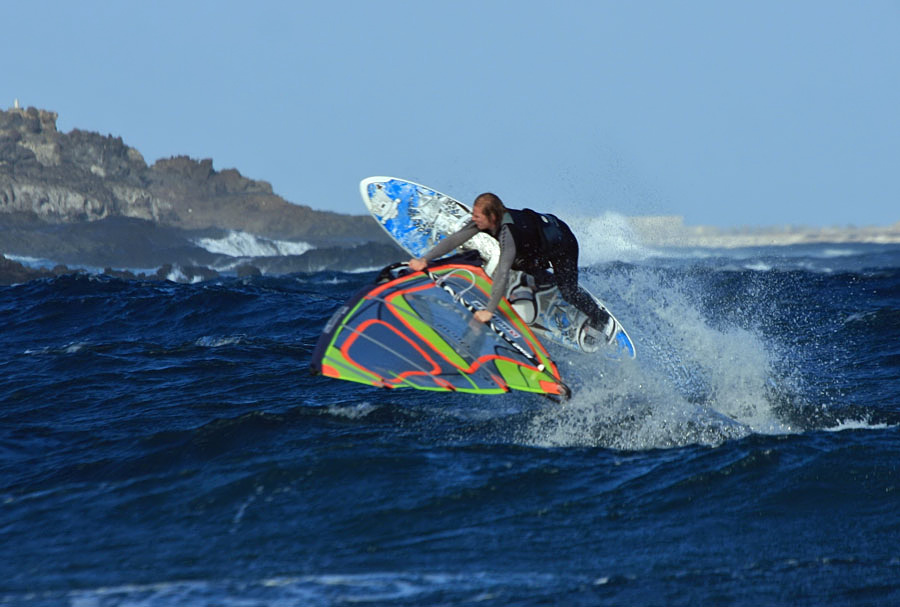 Windsurfing and kitesurfing on Playa del Cabezo in El Medano on Tenerife
