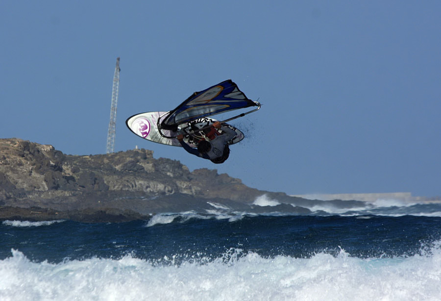 Windsurfing and kitesurfing on Playa del Cabezo in El Medano on Tenerife