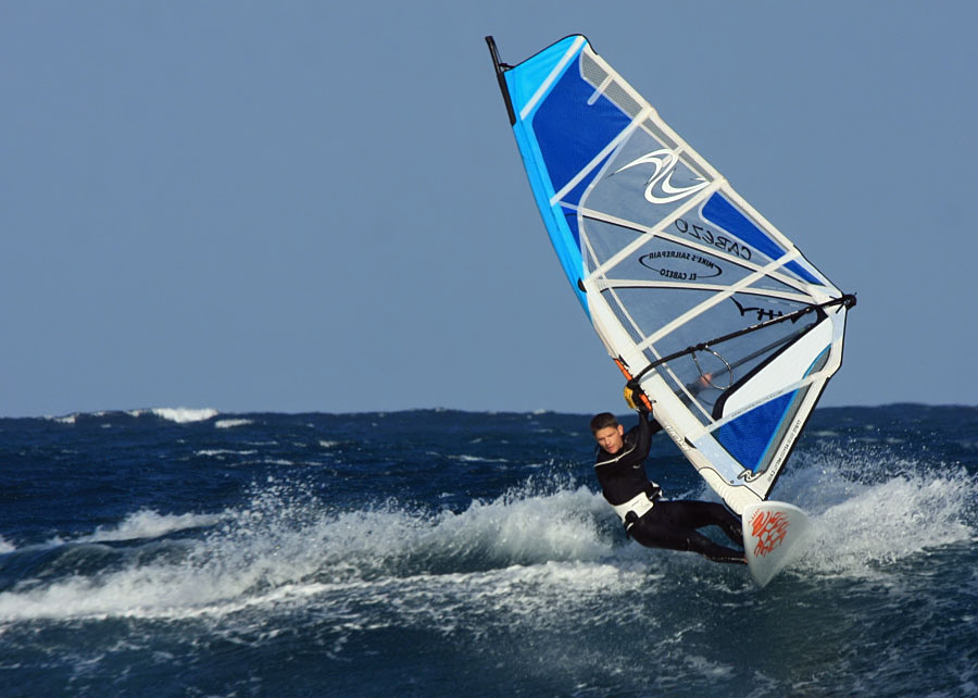 Windsurfing and kitesurfing on Playa del Cabezo in El Medano on Tenerife