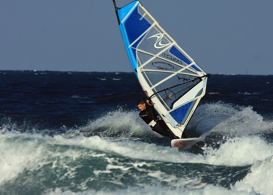 Windsurfing and kitesurfing on Playa del Cabezo in El Medano on Tenerife