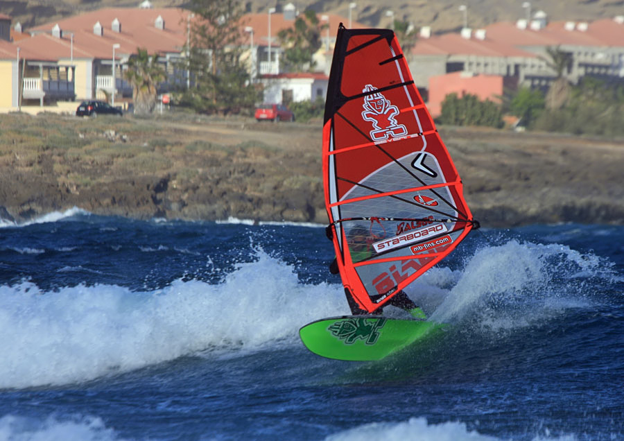 Windsurfing and kitesurfing on Playa del Cabezo in El Medano on Tenerife