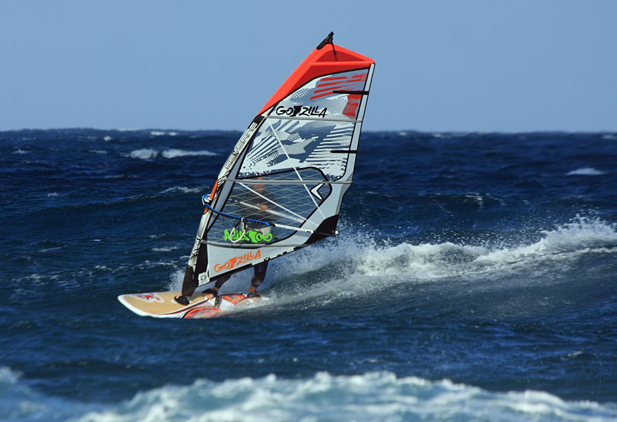 Windsurfing and kitesurfing on Playa del Cabezo in El Medano on Tenerife