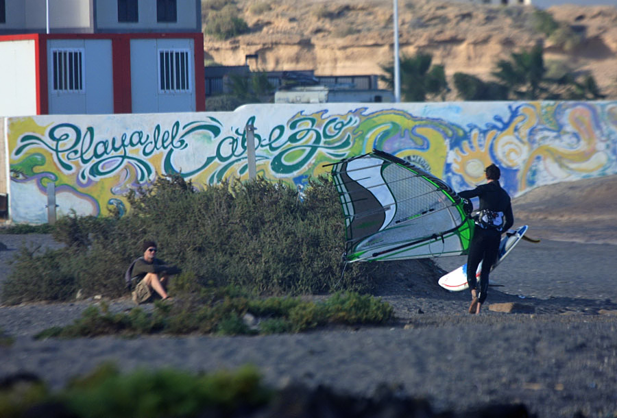 Windsurfing and kitesurfing on Playa del Cabezo in El Medano on Tenerife