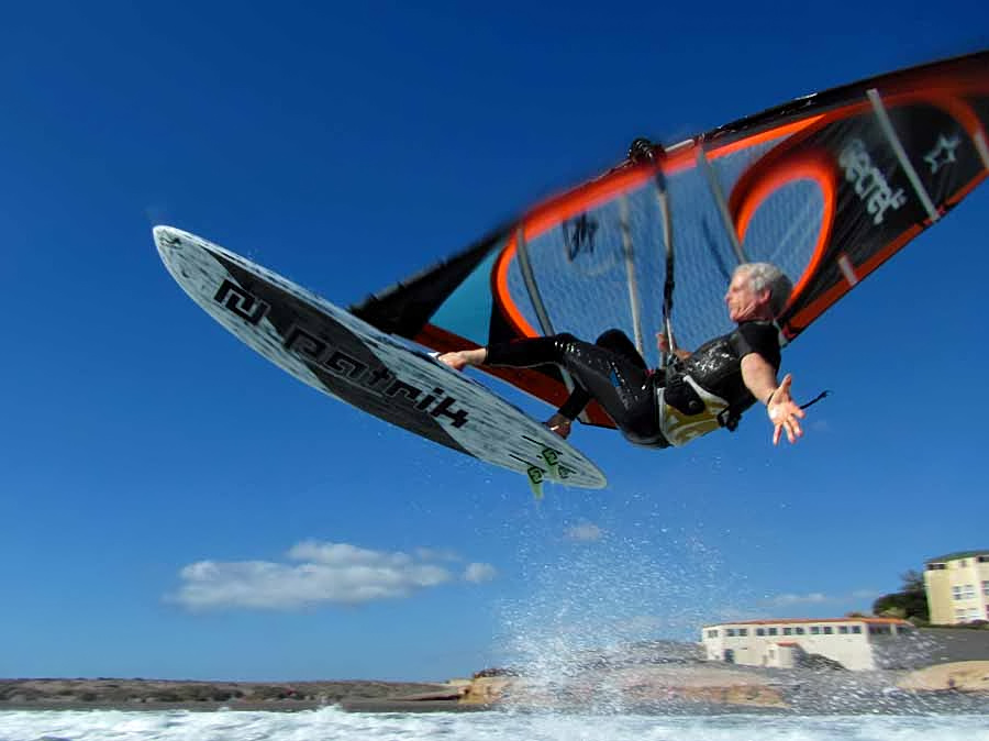 Windsurfing and kitesurfing on Playa del Cabezo in El Medano on Tenerife