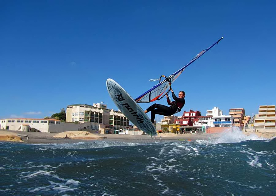 Windsurfing and kitesurfing on Playa del Cabezo in El Medano on Tenerife