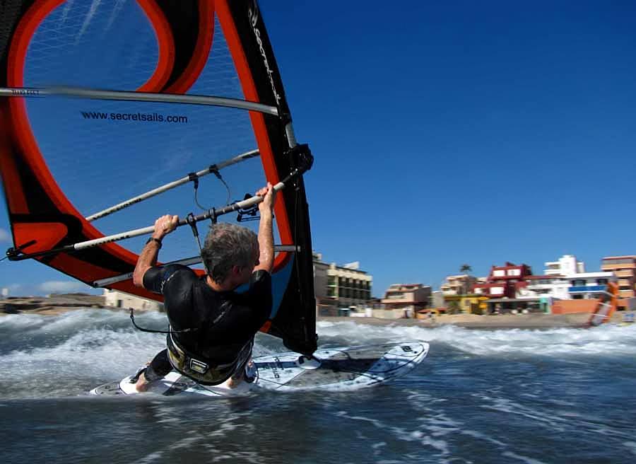 Windsurfing and kitesurfing on Playa del Cabezo in El Medano on Tenerife